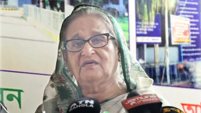 ঢাকা মেডিকেল কলেজ (ঢামেক) হাসপাতালের জরুরি বিভাগ পরিদর্শন শেষে সাংবাদিকদের সঙ্গে কথা বলেন প্রধানমন্ত্রী শেখ হাসিনা/সংগৃহীত