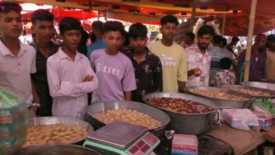 টাঙ্গাইলের ‘জামাই মেলা’য় মিষ্টির দোকান
