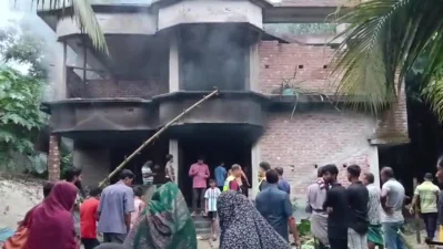 অভিযুক্তর বাড়িতে অগ্নিসংযোগ করা হয়