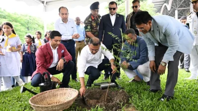 ‘সবুজ বিদ্যালয়’ কর্মসূচির আওতায় একটি নিমগাছের চারা রোপণ করেন প্রধানমন্ত্রী/পিএমও
