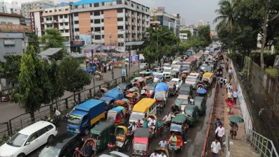 শিক্ষার্থীদের অবরোধে সায়েন্সল্যাব মোড়ে যানজট