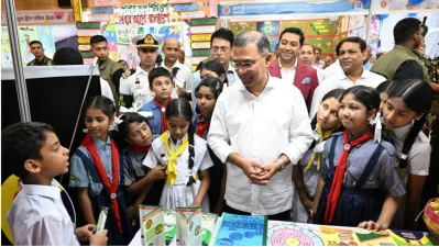 প্রধানমন্ত্রী প্রাণ-প্রকৃতি বিষয়ক শিশু শিক্ষার্থীদের তৈরি বিভিন্ন প্রকল্প ঘুরে ঘুরে দেখেন/পিএমও