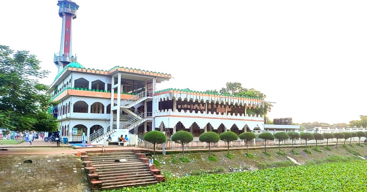 Bir qiz olomon qizlarni yalaydi