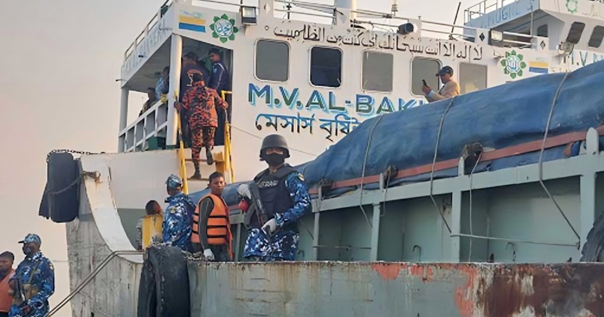 জাহাজে ৭ খুন: লাশ নিতে হাসপাতালের সামনে স্বজনদের ভিড়