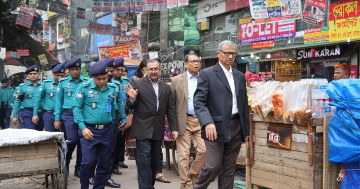 শৃঙ্খলা ফেরাতে ফুটপাত পরিদর্শনে প্রধান উপদেষ্টার বিশেষ সহকারী