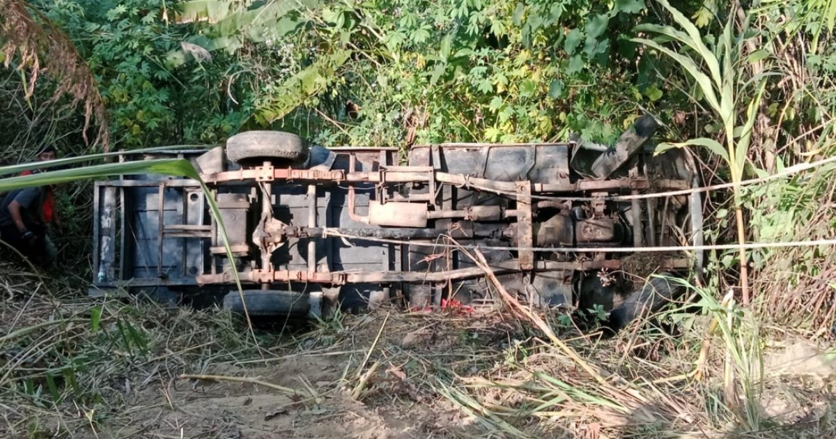 সাজেকে শিক্ষার্থীদের বহনকারী পর্যটকবাহী জিপ খাদে