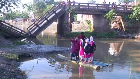 অপরিকল্পিত নদী খননে ভাঙলো সেতু, ভোগান্তিতে আড়াই লাখ বাসিন্দা