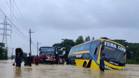 পানির নিচে চট্টগ্রাম-কক্সবাজার সড়ক, যান চলাচল বন্ধ