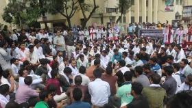 ওষুধ ব্যবসায়ী-ইন্টার্ন চিকিৎসকদের বিবাদে অসহায় রোগীরা