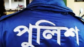 চট্টগ্রামে পুলিশের ওয়াকিটকি-মানিব্যাগ ছিনতাই, আটক ২