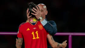 স্পেনের চুমুকাণ্ড এবার ফিফার শৃঙ্খলাভঙ্গ কমিটিতে