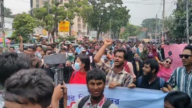 সাত কলেজ শিক্ষার্থীদের নীলক্ষেত অবরোধ