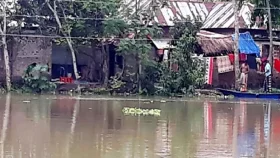 বিপৎসীমার ওপরে আত্রাই নদীর পানি