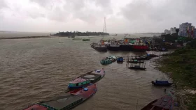 সারাদেশে সব ধরনের নৌযান চলাচল বন্ধের নির্দেশ