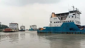 নাব্য সংকটে আবারও আরিচা-কাজিরহাট ফেরি চলাচল বন্ধ