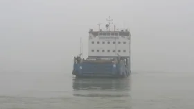 ঘন কুয়াশায় ২ নৌরুটে ফেরি চলাচল বন্ধ, মাঝ নদীতে ৪ ফেরি