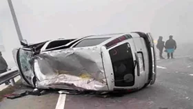 বঙ্গবন্ধু টানেল সংযোগ সড়কে মাইক্রোবাস উল্টে আহত সাত