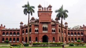 ঢাকা বিশ্ববিদ্যালয় বন্ধ ঘোষণা, ৬টার মধ্যে হল ত্যাগের নির্দেশ