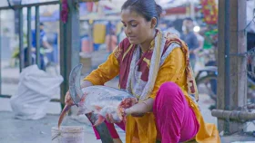 কারওয়ান বাজারে কাটছেন মাছ, এই অভিনেত্রীকে চিনতে পারছেন?