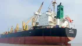 জিম্মি বাংলাদেশি জাহাজের ওপর কড়া নজর রাখছে ভারতীয় নৌবাহিনী