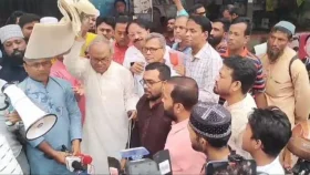 ‘ভারতীয় পণ্য বর্জনে’ সংহতি, গায়ের চাদর ছুড়ে ফেললেন রিজভী