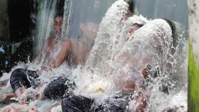 তীব্র গরমে সুস্থ থাকতে যা করবেন