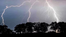 বজ্রপাত থেকে নিরাপদ থাকতে যা করবেন