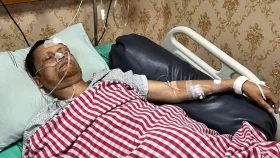 কিশোর গ্যাংয়ের কবল থেকে ছেলেকে বাঁচাতে গিয়ে আহত চিকিৎসকের মৃত্যু