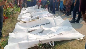 ফরিদপুরের সড়কে সাতসকালে ঝরল ১৩ প্রাণ
