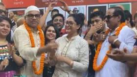 ডিপজলকে নিয়ে ‘বাজে মন্তব্য’, শিল্পী সমিতির সদস্যপদ হারাতে পারেন নিপুণ