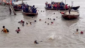 অতিরিক্ত যাত্রী নিয়ে মোংলায় ট্রলারডুবি