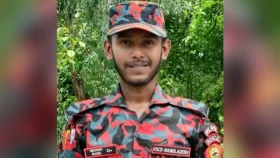 ঘূর্ণিঝড়ে ভেঙে পড়া গাছ কাটতে গিয়ে বিদ্যুৎস্পৃষ্টে ফায়ার ফাইটারের মৃত্যু