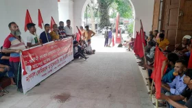 বিক্ষোভেও মেলেনি বেতন, ডিসি অফিসের সামনে কারখানা শ্রমিকরা
