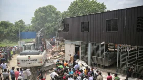 সাদিক অ্যাগ্রোর অবৈধ অংশ গুঁড়িয়ে দিল ডিএনসিসি