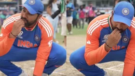বিশ্বকাপ জিতে পিচের মাটি খেলেন রোহিত শর্মা