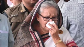 মেট্রো স্টেশনের ধ্বংসলীলা দেখে কাঁদলেন প্রধানমন্ত্রী
