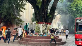 আন্দোলনকারীদের দখলে শাহবাগ, বঙ্গবন্ধু মেডিকেলে গাড়িতে আগুন