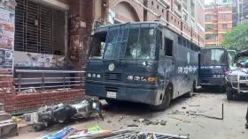 সিএমএম আদালতের সামনে পুলিশের গাড়িতে আগুন