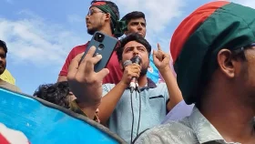 এবার হাতে অস্ত্র তুলে নেওয়ার হুঁশিয়ারি নাহিদের