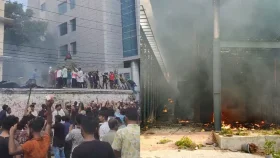 আওয়ামী লীগের ধানমন্ডি ও ঢাকা জেলা কার্যালয়ে আগুন