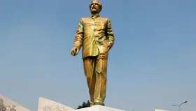 বিজয় সরণিতে বঙ্গবন্ধুর ভাস্কর্যে ভাঙচুর