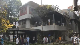 ধানমণ্ডি ৩২ নম্বরে বঙ্গবন্ধু ভবনের সামনে চারজনের দগ্ধ লাশ