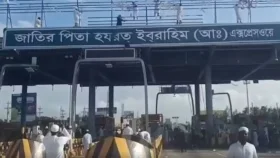 এক্সপ্রেসওয়েতে বঙ্গবন্ধুর নামফলক ফেলে নবি ইবরাহিমের নামে সাইনবোর্ড