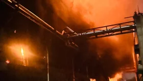 ১৩ ঘণ্টায়ও নিয়ন্ত্রণে আসেনি গাজী টায়ার কারখানার আগুন