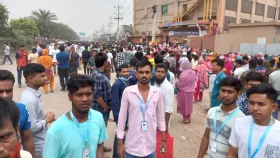 সাভার শিল্পাঞ্চলে পোশাক শ্রমিকদের বিক্ষোভ, ৩০ কারখানা বন্ধ