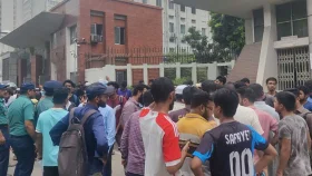 সচিবালয়ের সামনে শতাধিক ঢাবি শিক্ষার্থীর অবস্থান