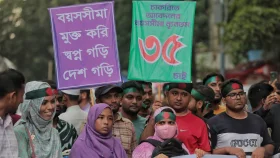 চাকরির বয়স ৩৫ বছর করার দাবিতে শাহবাগে সড়ক অবরোধ
