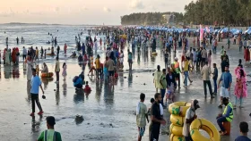 পূজার ছুটি উপলক্ষে কক্সবাজার সমুদ্র সৈকতে বেড়েছে পর্যটক