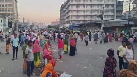 ৪৮ ঘণ্টা ধরে ঢাকা-ময়মনসিংহ মহাসড়ক অবরোধ শ্রমিকদের