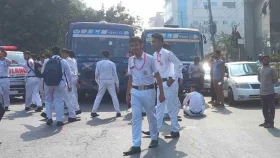 মেধাভিত্তিক ভর্তির দাবিতে রেসিডেন্সিয়াল কলেজের শিক্ষার্থীদের সড়ক অবরোধ